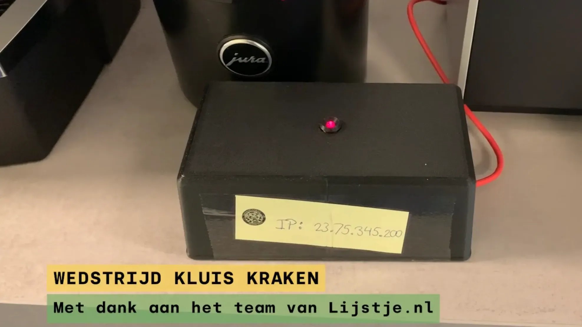 Op de hackathon van vorig jaar (2024) verscheen er plotseling een mysterieus apparaat op kantoor. Vergezeld met een briefje met een IP-nummer erop. Zo'n mysterie als dit is voor developers onweerstaanbaar lokaas, vergelijkbaar met bloemen voor een bij. En nog ingenieus geplaatst ook, bij het koffiezet-apparaat, toch al een natuurlijke foerageerplek voor ontwikkelaars. Binnen de kortste keren zat er dus een kudde developers driftig te puzzelen. Wil je weten hoe dit afliep? Lees dan <a href='https://www.webenable.nl/nl/hackathon2024'>hier verder</a>.