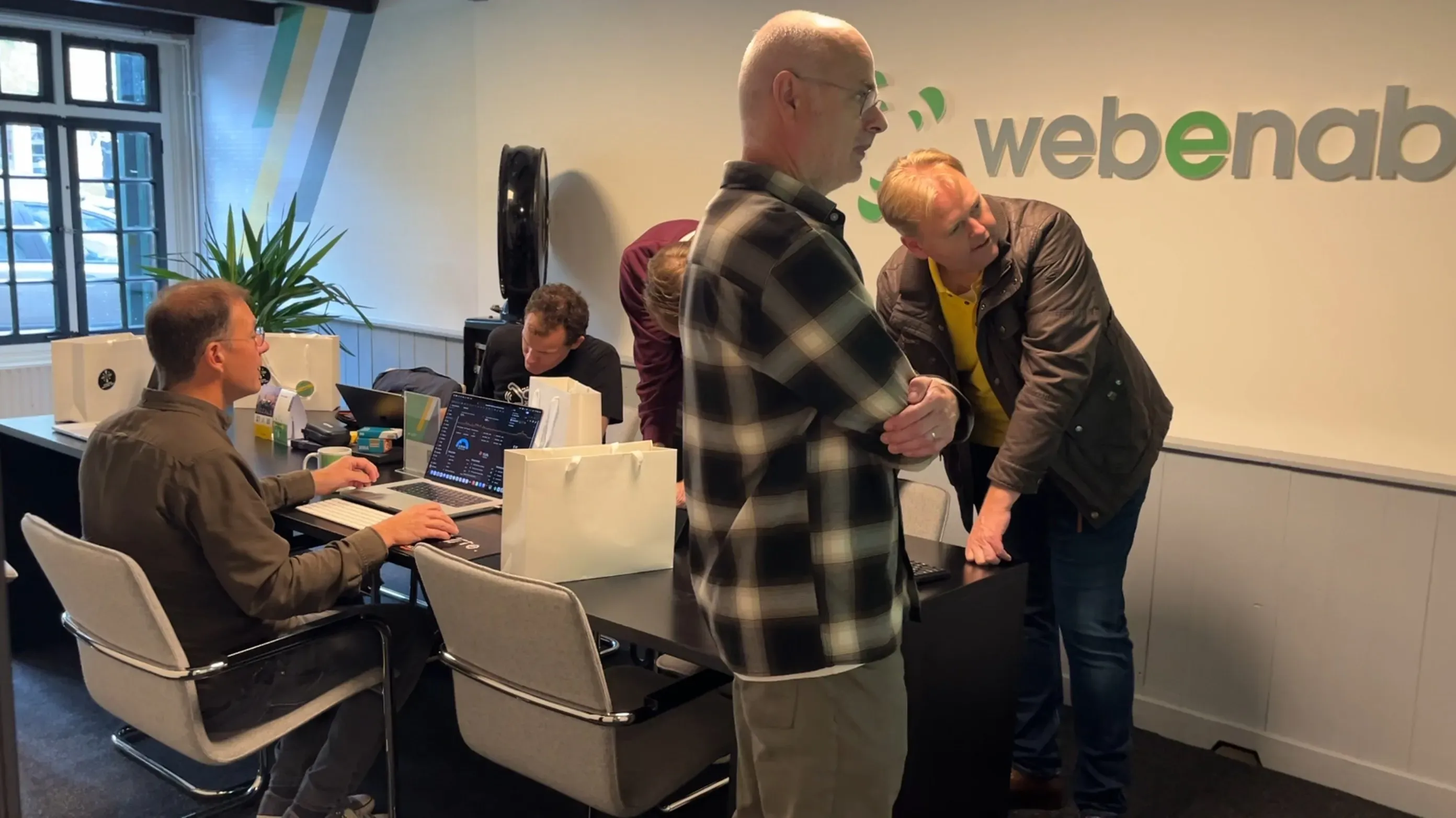 Casper support met het opzetten van hun werkplek voor de dag in onze conference room.