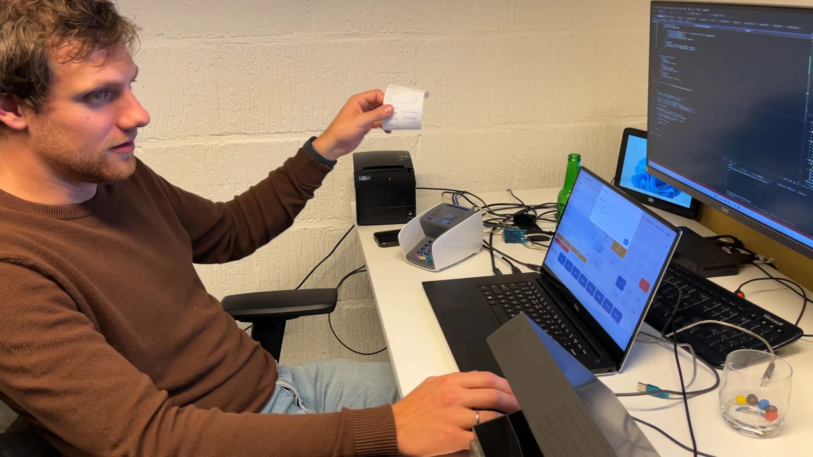 Len heeft inmiddels meer ervaring met kassasystemen dan menig supermarktmedewerker.<br/>En dat allemaal in één dag.