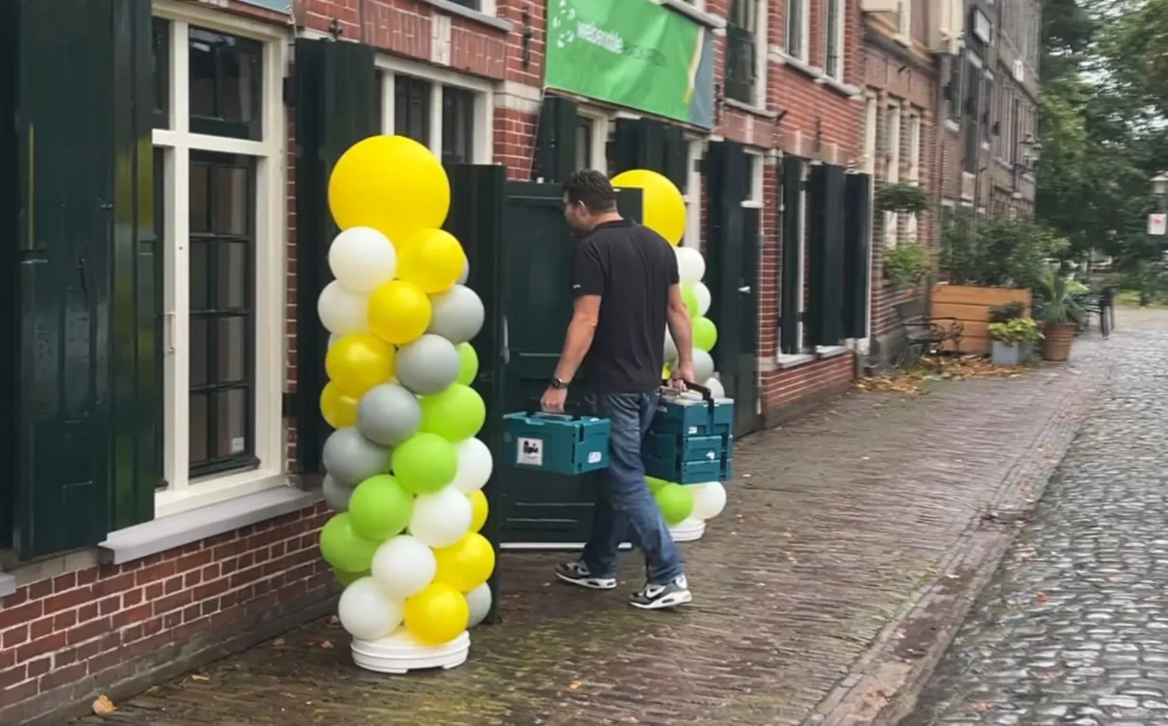 Thijs kwam met een veelheid aan gereedschap en componenten waar menig elektriciën jaloers op zou worden.