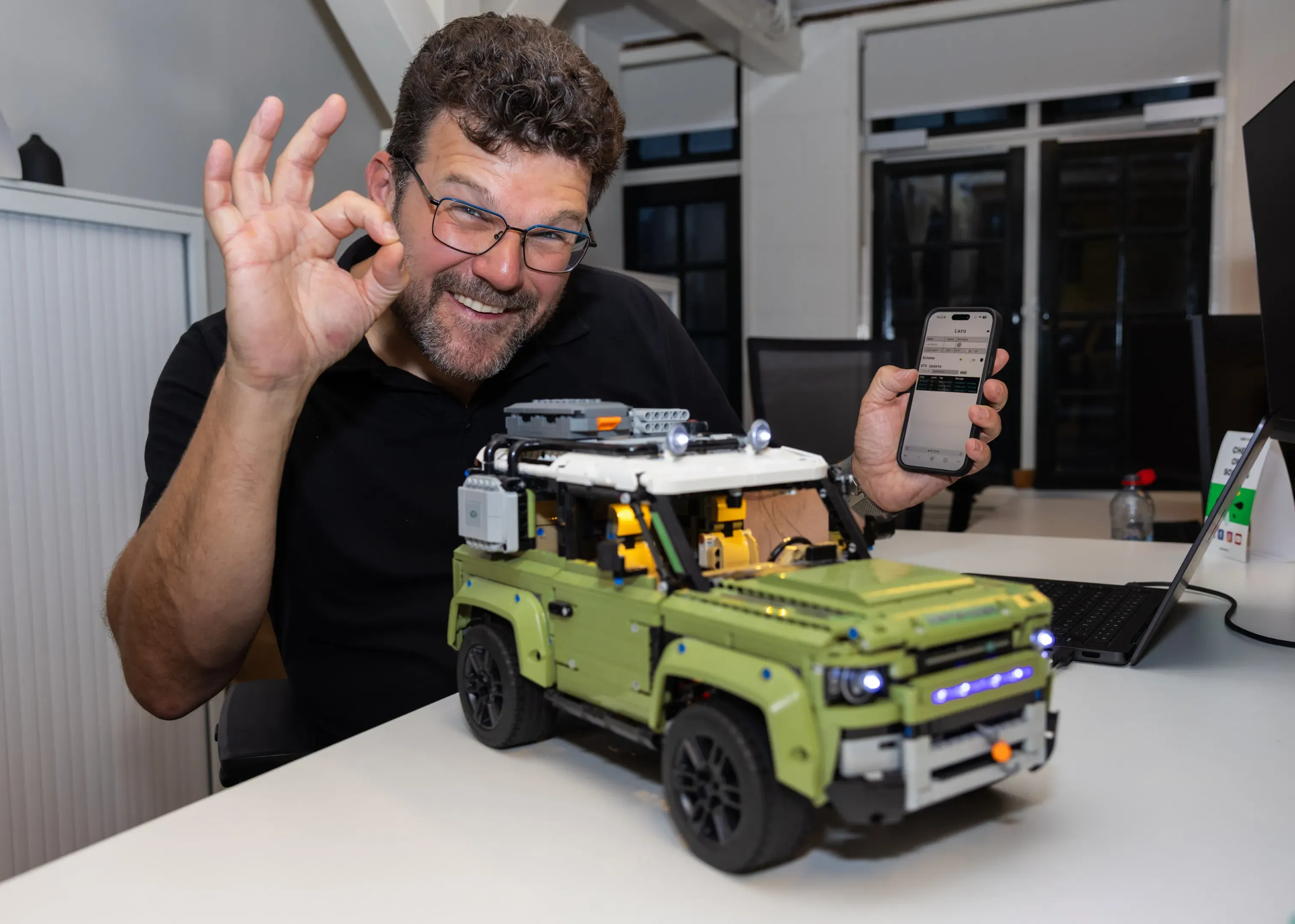 Thijs, die met zijn telefoon de ledjes en toeter van zijn Lego Landrover kon besturen.