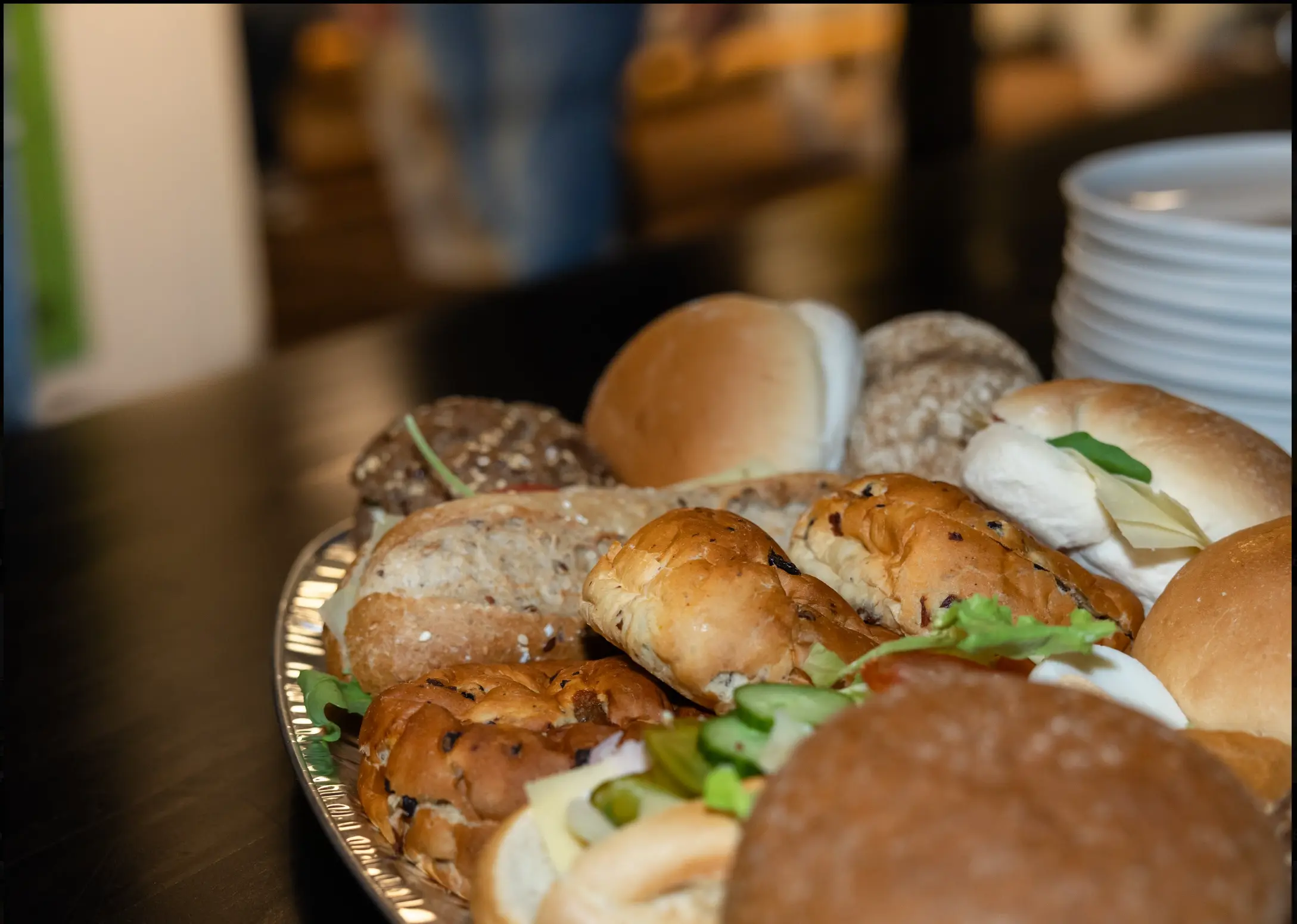 Schaal met belegde broodjes op een tafel op kantoor