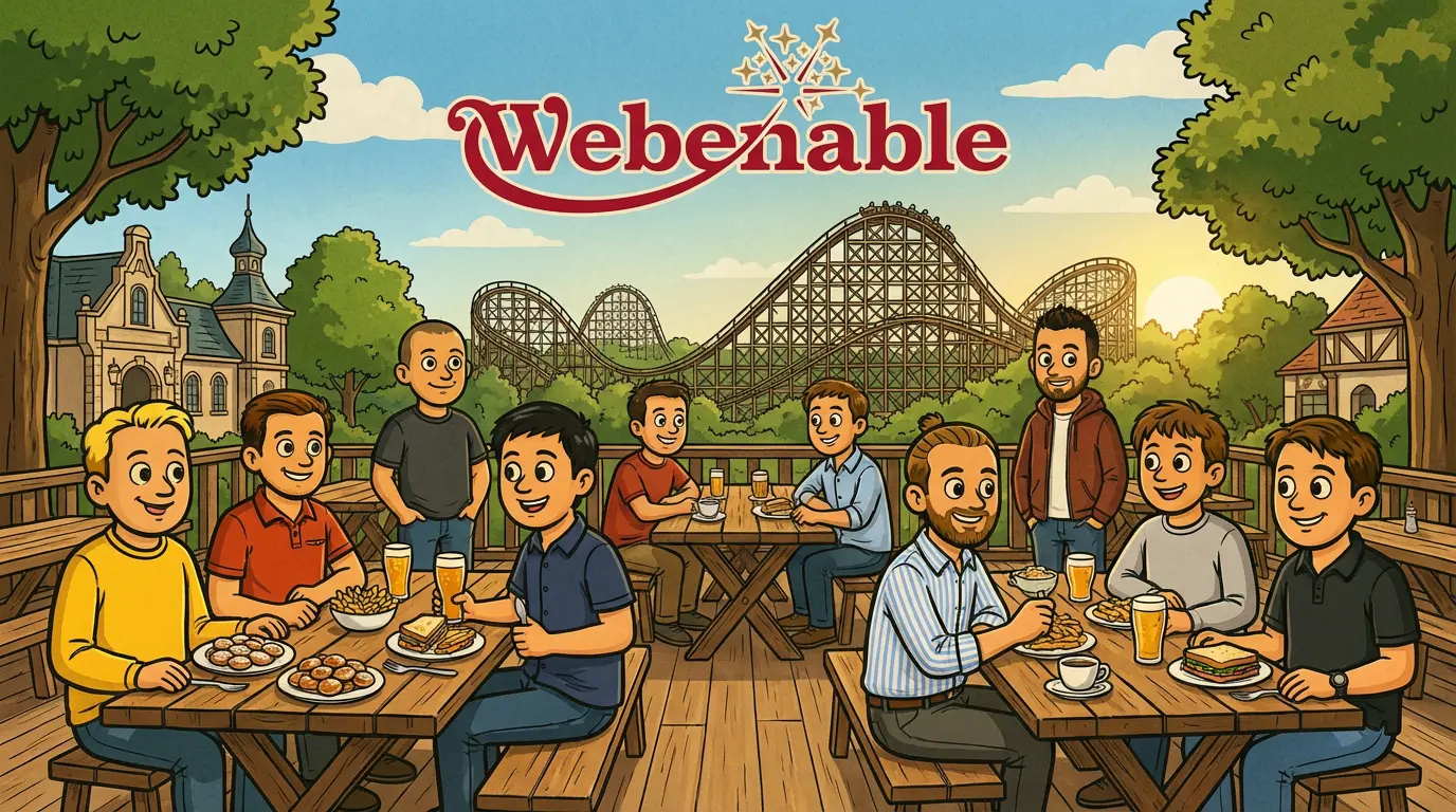 De collega's lunchen aan tafels bij een restaurant in het park