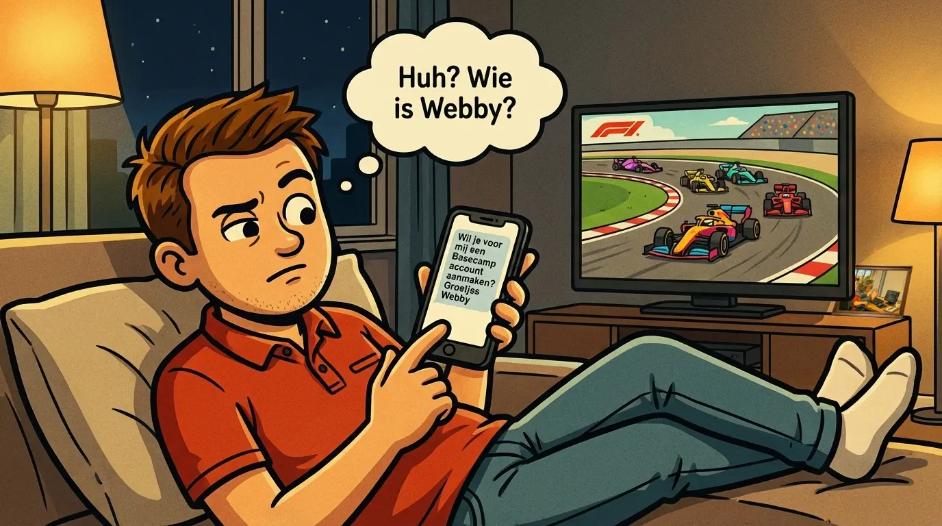Man op de bank kijkt verbaasd op zijn telefoon terwijl er Formule 1 op tv is: 